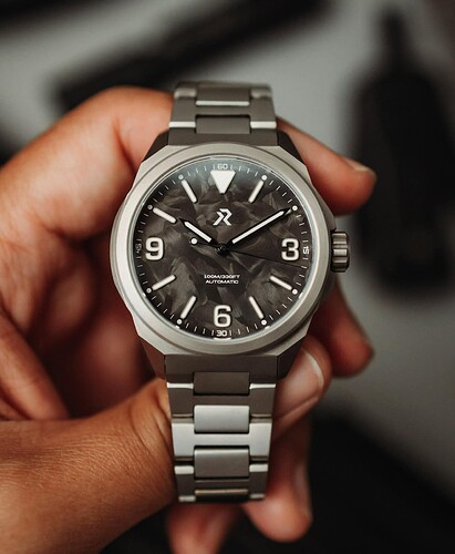 PRE-ORDER-RZE-–-Resolute-2022-–-Carbon-Fibre-in-hand-min