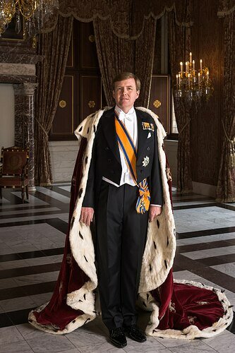 1200px-Zijne_Majesteit_Koning_Willem-Alexander_met_koningsmantel_april_2013