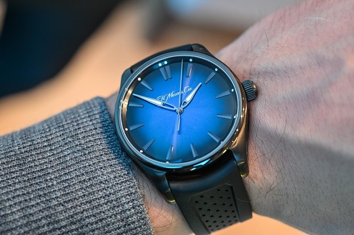 H-Moser-Cie-Pioneer-Centre-Seconds-Funky-Blue-Black-Edition-1