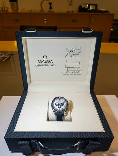 Omega-Speedmaster-Silver-Snoopy-Award-310.32.42.50.02.001.030-1024x1536~01