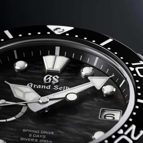SLGA015_hand_Grand-Seiko-Ushio-Tide-Spring-Drive-Divers-9970-800x800