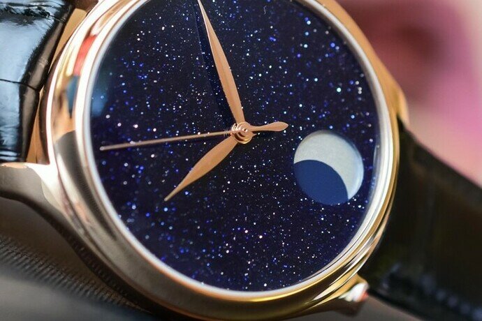 H.-Moser-Cie-Endeavour-Perpetual-Moon-Concept-Aventurine-Hands-On-4-768x512