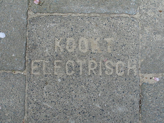 800px-Arnhem_-_Stoeptegel_Kookt_Electrisch