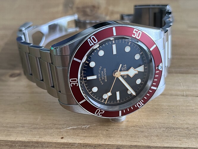 OH.watches.Tudor.BlackBayRed.ETA.79220R.230518.liggend_schuin2