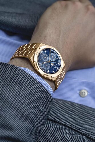 Vacheron+Constantin+Overseas+Perpetual+Ultra-Thin+Blue+Lacquered+Dial+Wristshot