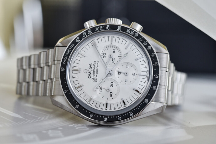 Omega-Speedmaster-Moonwatch-Professional-Co-Axial-Master-Chronometer-Canopus-Gold-Silver-dial-310.60.42.50.02.001-review-12-768x512