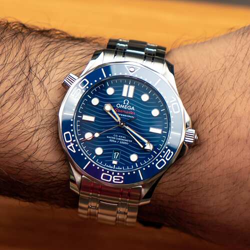 Omega_Seamaster_Diver_300M_Blue_top