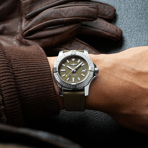 a17318101l1x1-avenger-automatic-43-on-wrist