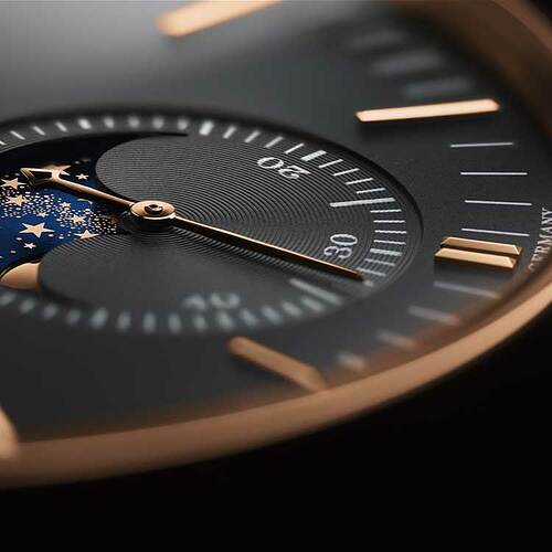 alangesoehne-saxonia-mondphase-384031-rotgold-1769426-750x750-xs_0