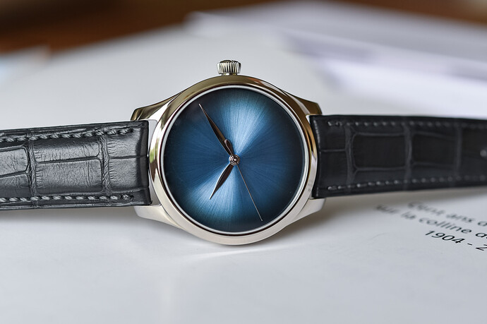 H-Moser-Cie-Endeavour-Centre-Seconds-Concept-Funky-Blue-1