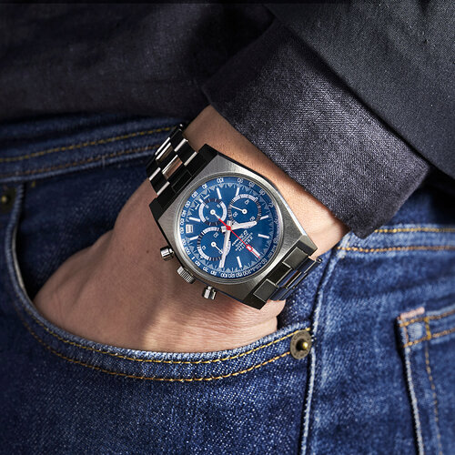 Zenith-x-The-Revolution-The-Rake-Chronomaster-Revival-A3818-Airweigth-Cover-Girl-2