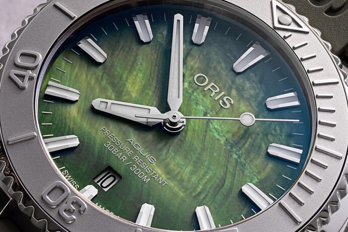 Oris-Aquis-Date-New-York-Harbor-Limited-Edition-733-7766-4187-Set-2-720x480
