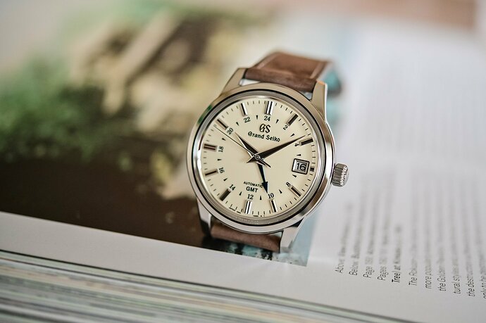 Grand-Seiko-Elegance-GMT-SBGM221-review-opinion-4