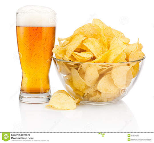 glas-bier-en-chips-glaskom-op-wit-wordt-geïsoleerd-dat-50894959