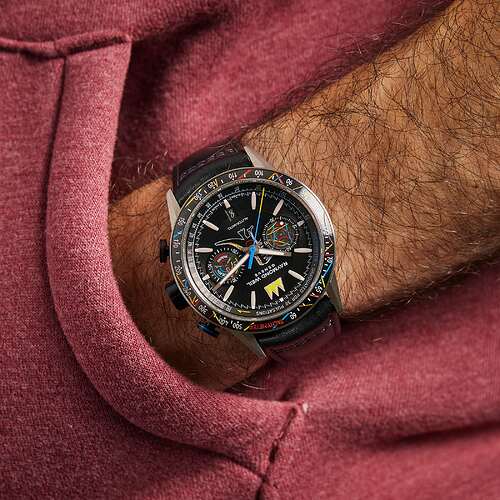 Raymond-Weil-x-Basquiat-Chronograph_Wrist_105_SQ_KM