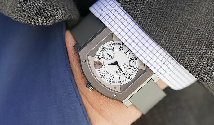 fp-journe-elegante-wristshot-56a1ccd9-af3c-48c2-984c-ea62f8f68b55_s1400x0_c1598x935_l213x12