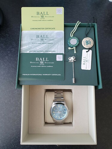 doos met horloge, pasjes en tags