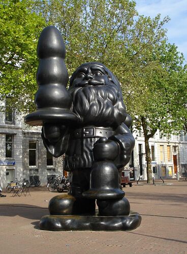 1200px-Rotterdam_kunstwerk_Santa_Claus