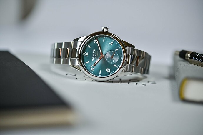 Nomos-Club-Sport-neomatik-37-Petrol-Green-hands-on-Review-9