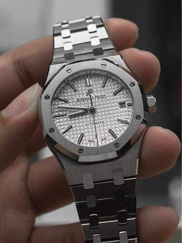 audemars_piguet_royal_oak_37mm_1611306378_31bab2f4_progressive
