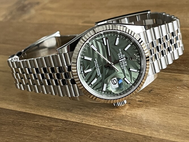 OH.watches.Rolex.Datejust_116234.green_palm_motif.230309.liggend-1