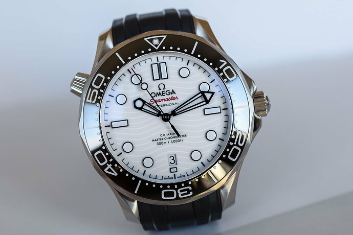 Omega-Seamaster-Diver-300M-Master-Chronometer-White-Dial-210.32.42.20.04.001-review-11