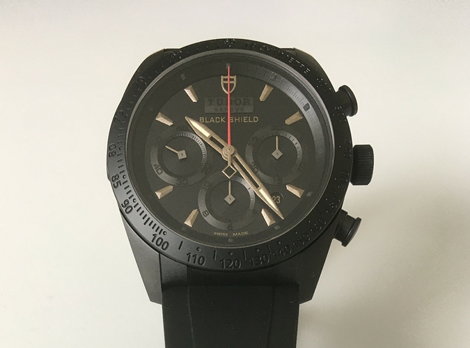 OH.watches.Tudor.FastriderBlackShield.M42000CN.200823.rubber_frontaal02