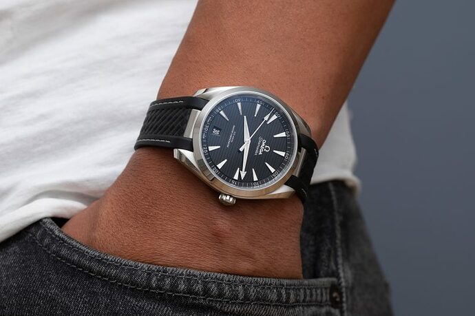 Omega-Seamaster-Aqua-Terra-150m-Master-Chronometer-Black-Dial-Rubber-Strap-03-800x533