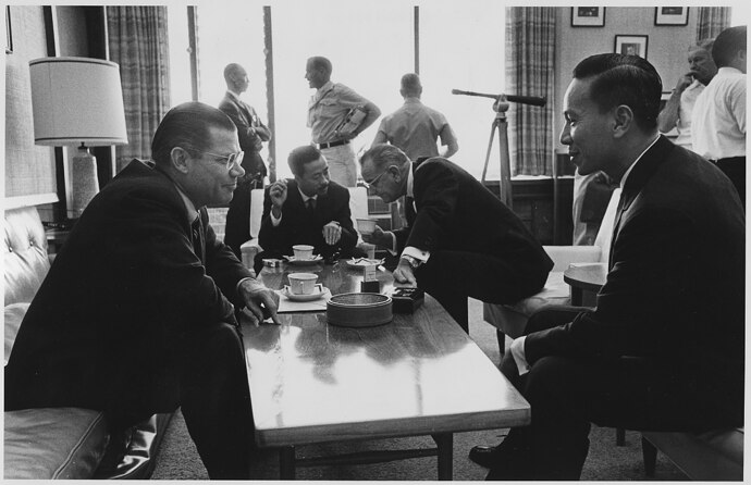 Honolulu_Conference,_Secretary_of_Defense_Robert_McNamara,Prime_Minister_Nguyen_Cao_Ky(South_Vietnam),President...-NARA-_192497