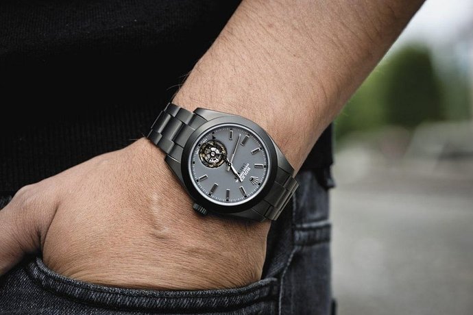 com_elizabethdoerr_files_2018_09_Label-Noir-Rolex-Milgauss-Tourbillon-1200x801