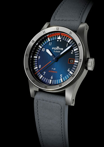 F4220011_Flieger-F-39_Automatic_Midnight-Blue-on-Indigo-Aviator-Strap_Crown_Side-600x848