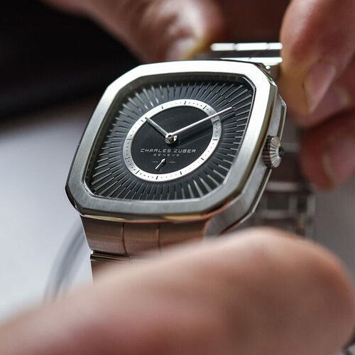 Charles-Zuber-Perfos-luxury-sports-watch-integrated-bracelet-hands-on-7-768x768