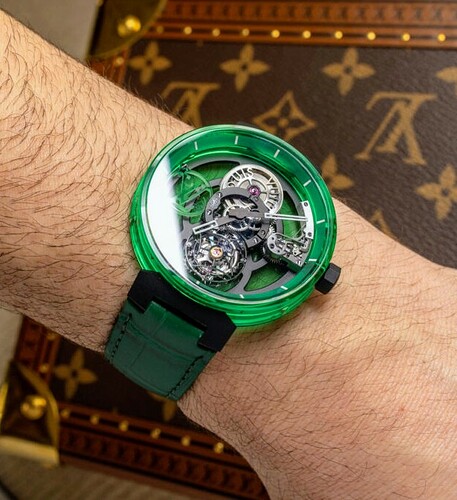 Louis-Vuitton-Tambour-Moon-Tourbillon-Volant-Poincon-de-Geneve-20-1140x760~2