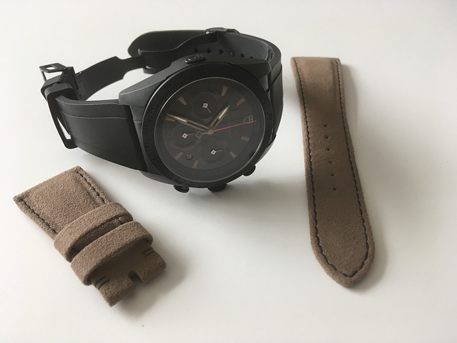OH.watches.Tudor.FastriderBlackShield.M42000CN.200823.rubber_liggend06