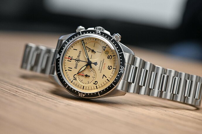Bell-Ross-BR-V2-94-Military-Beige-Hands-on-4 (1)