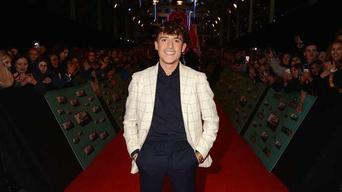 lil-kleine-attends-the-mtv-emas-2017-held-at-the-sse-arena-news-photo-1636117506