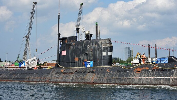 Russische-duikboot-vaart-via-sluis-Terneuzen-naar-de-sloop-foto-Sjaak-van-der-Salm