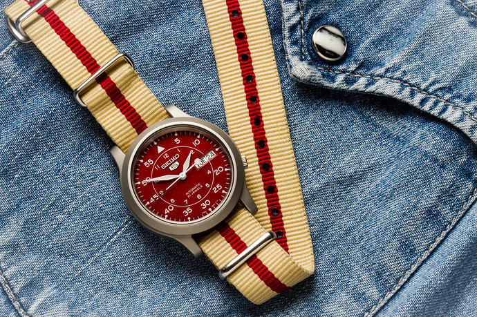 seiko-5-amazon-red-dial-on-nato-strap-snkm95-17