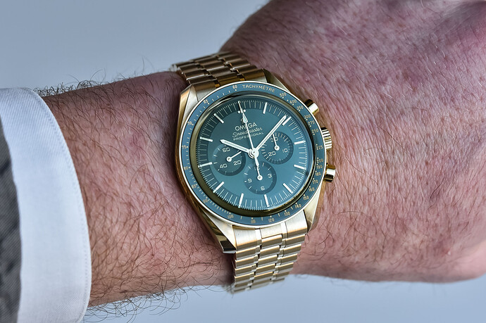 Omega-Speedmaster-Moonwatch-Professional-Moonshine-Gold-calibre-3861-2022-green-dial-310.60.42.50.10.001-8