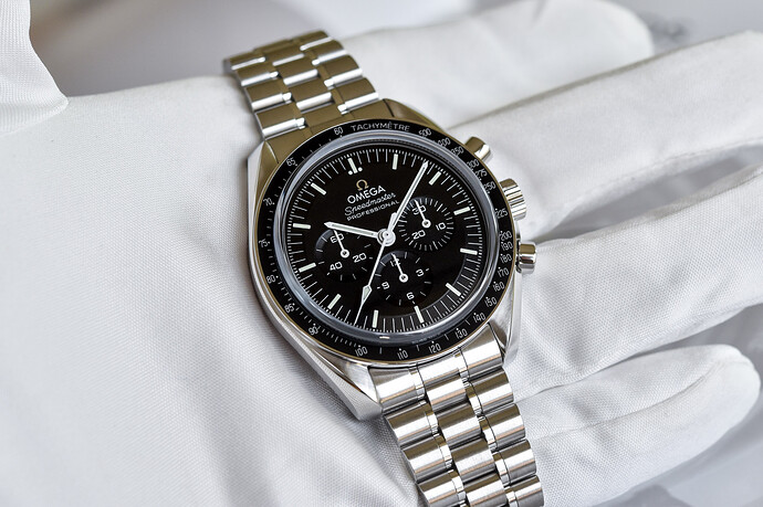Omega-Speedmaster-Moonwatch-Professional-Master-Chronometer-Co-Axial-2021-review-12