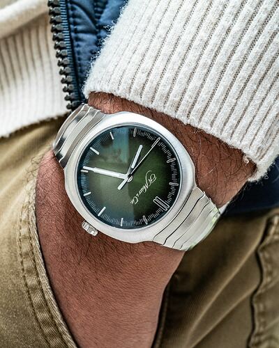 H-Moser-Cie-Streamliner-Centre-Seconds-Matrix-Green-8
