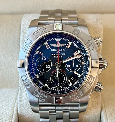 Breitling-Chronomat-B01-ref-AB0110-Dux-Watches-DR00462-Photo-02