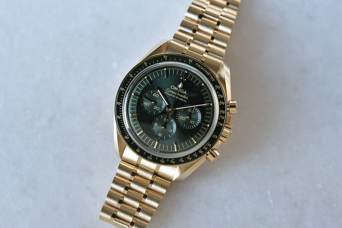 Omega-Speedmaster-Moonwatch-Professional-Moonshine-Gold-calibre-3861-2022-green-dial-310.60.42.50.10.001-1-768x512