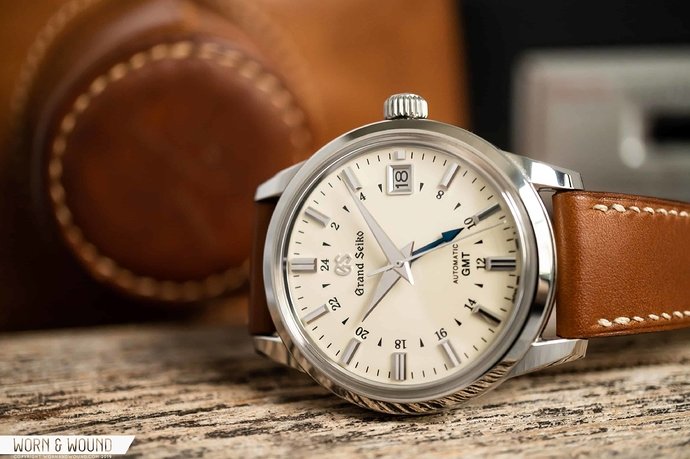 Grand-Seiko-Elegance-GMT-SBGM221-25