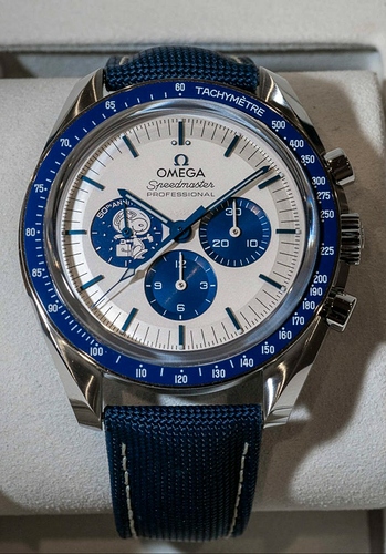 Omega-Speedmaster-Silver-Snoopy-Award-310.32.42.50.02.001.010-1536x1025~01