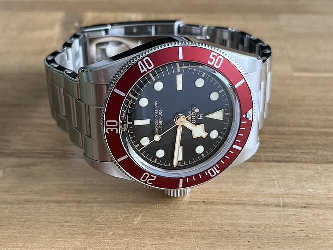 OH.watches.Tudor.BlackBayRed.METAS.7941A1A0RU.230518.liggend_schuin2