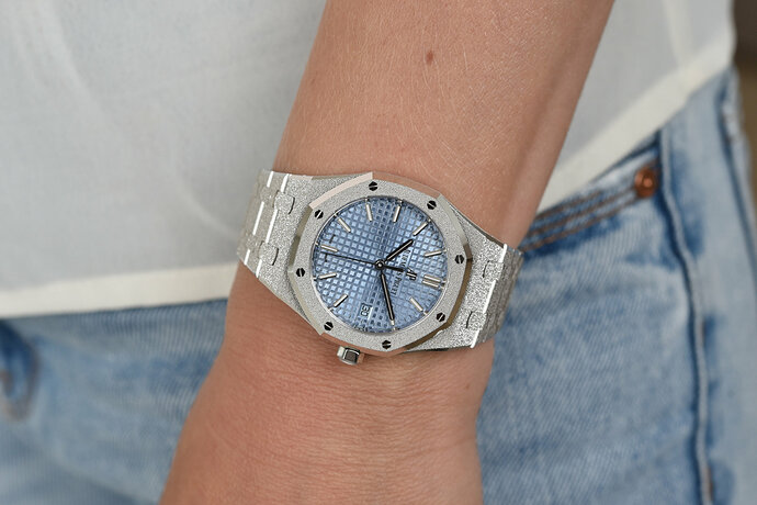 Audemars-Piguet-Royal-Oak-Frosted-Gold-Selfwinding-34mm-ice-blue-dial-1