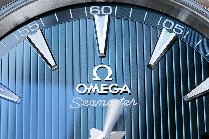 LOGO AT