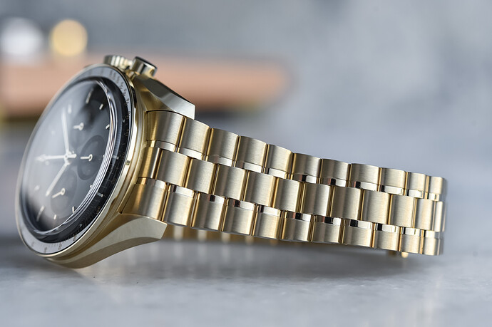 Omega-Speedmaster-Moonwatch-Professional-Moonshine-Gold-calibre-3861-2022-green-dial-310.60.42.50.10.001-7
