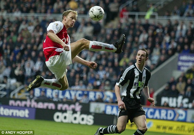 bergkamp-statue-pose